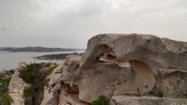 Sardunya kıyılarındaki çarpıcı kaya oluşumlarını keşfedin, alacakaranlıkta doğal güzellikleri ve huzurlu manzaraları sergileyin..