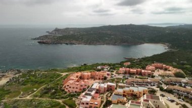 Sardunya 'nın nefes kesen sahil şeridini deneyin, kıyıya kurulmuş resimli binalar.