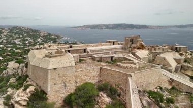 Sardunya 'daki tarihi Capo dOrso kalıntılarını keşfedin, nefes kesici kıyı manzaraları ve zengin miras..