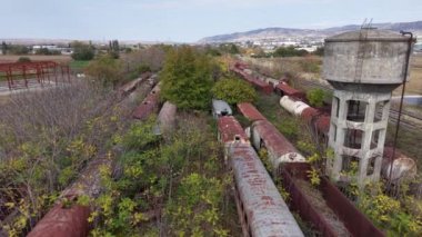 Yunanlıların terk edilmiş tren vagonu mezarlığının, doğanın paslanmış kalıntıları geri aldığı rahatsız edici güzelliğini keşfedin..