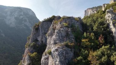 Yunanistan 'daki Olimpos Dağı' nın çarpıcı doğal güzelliğini keşfedin. Sonbahar renkleri manzarayı değiştiriyor..