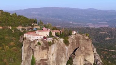 Günbatımında kayalıklara vuran güneş ışığı, Yunanistan 'daki çarpıcı Meteora manastırlarının güzelliklerini gözler önüne seriyor..