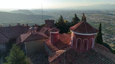 Yunanistan 'daki hayranlık uyandıran Meteora manastırlarını keşfedin, çarpıcı bir dağ manzarasının zeminine kurulmuş..