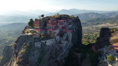 Yunanistan 'ın Meteora kentindeki yüksek uçurumların tepesine tünemiş çarpıcı manastırları keşfedin..