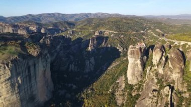 Güneş doğanın üzerinde batarken Meteoras kayalıklarının ve antik manastırların çarpıcı manzarasına tanık olun..