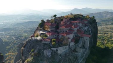 Güneş batmaya başladığında görkemli uçurumlara tüneyen ve manzaraya altın ışık saçan Meteora 'nın nefes kesici manastırlarına tanık olun..