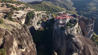 Yunanistan 'daki çarpıcı Meteora kayalıklarını keşfedin. Titreşen yaprakların arasına yerleştirilmiş muhteşem manastırları keşfedin..