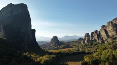 Görgü tanıkları, yemyeşil ve büyüleyici manzaralarla çevrili göktaşlarının yükselen kaya oluşumlarının nefes kesici görüntülerini izliyorlar..