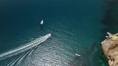 Sardinya 'daki Porto Flavia' nın göz kamaştırıcı güzelliğini, berrak suları ve geçen tekneleriyle tecrübe edin..