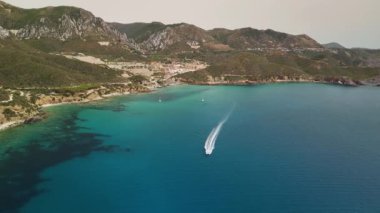 Sardinya 'nın nefes kesen manzarasının tadını çıkarın. Porto Flavia, bir yaz günü kayıklar masmavi denizde süzülürken..