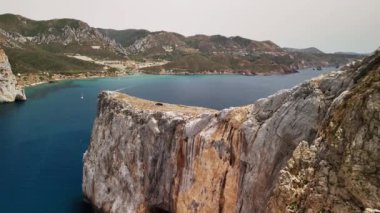 Sardunya 'da büyüleyici bir yer olan Porto Flavia' nın nefes kesici uçurumlarını ve sakin sularını keşfedin..