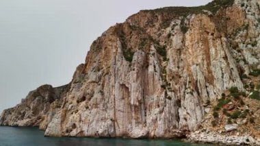 Sardunya 'daki Porto Flavia' nın nefes kesen uçurumlarını ve sakin sahil şeridini keşfedin. Olağanüstü güzellikler sergiliyor..