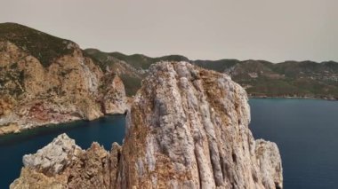 Sardunya 'da gizli bir mücevher olan Porto Flavia' nın nefes kesici kaya oluşumlarını ve sakin sularını tecrübe edin..