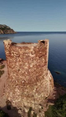 Sardunya 'daki tarihi kuleyi keşfedin. Hava kararınca muhteşem kıyı manzaraları ve sakin sularla çevrili..