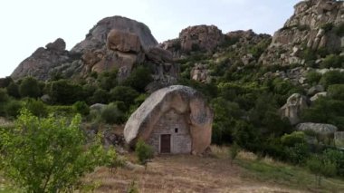 Sardunya 'nın eşsiz mimarisini keşfedin. Antik taş evler, çarpıcı dağ manzarasıyla kusursuz bir şekilde harmanlanır..