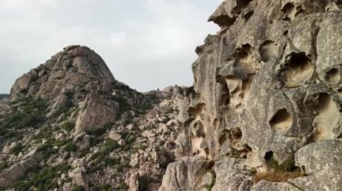 Güneş batarken Sardunya 'da benzersiz kaya oluşumlarını keşfedin, çarpıcı detaylarla sanatsal özellikler sergileyin..