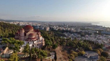 Yunanistan 'ın Selanik kentindeki doğa ve kentsel yaşamın büyüleyici bir karışımını altın saat manzarasında deneyimleyin.