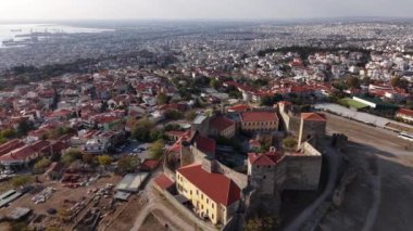 Canlı Selanik manzarasına göz kamaştırıcı bir bakış, tarihi mimariyi ve genişleyen şehir yaşamını gözler önüne seriyor..