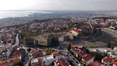 Yunanistan 'ın Selanik kentinin çarpıcı manzarasını keşfetmek, antik kaleyi ve ışıldayan kıyı şeridini gözler önüne sermek.