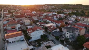 Güneş batarken kendinizi Halkidiki 'nin güzelliğine daldırın, büyüleyici çatılara ve canlı sokaklara sıcak bir parıltı saçın. Bu pitoresk kasabada Yunan yaşamının özünü tecrübe edin..
