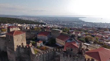 Selanik 'in çarpıcı manzaralarını tecrübe edin. Güneş antik şatonun üzerinde batarken, şehir manzarasını ve sahil şeridini aydınlatıyor..