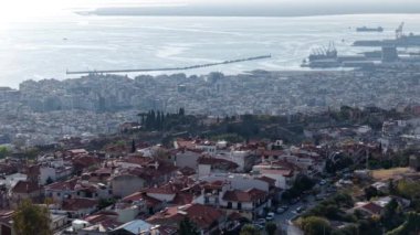 Günbatımında Selanik 'in çarpıcı manzarasına hayranlık duyun. Şehir yaşamının sakin sularla buluştuğu, zengin tarih ve kültürün sergilendiği yer..