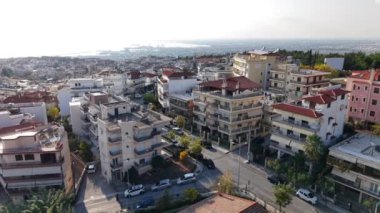 Güneş büyüleyici caddelerin ve mahallelerin üzerine sıcak bir parıltı saçarken Selanik 'in büyüleyici mimarisini ve canlı atmosferini keşfedin..