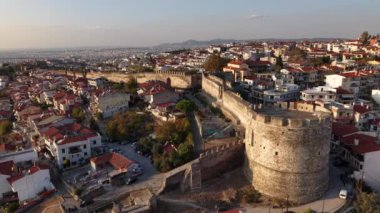 Güneş batarken Selanik 'in büyüleyici güzelliğini keşfedin, antik duvarları ve bu Yunan mücevherinin canlı mahallelerini aydınlatın..