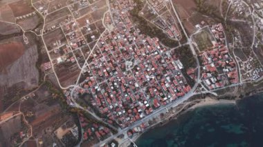 Yunanistan 'ın Halkidiki kentinin göz kamaştırıcı hava manzarasını deneyin, canlı mahallelerin ışıldayan denizle buluştuğu yer. Altın saat peyzajın üzerine büyülü bir ışık saçıyor, cazibesini vurguluyor..