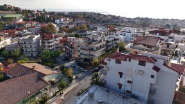 Selanik 'in göz kamaştırıcı manzarasını çatılar, yeşillikler ve deniz bir araya gelerek güzel bir şehir manzarası yaşayın..