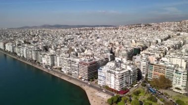 Modern mimarinin Ege Denizi 'nin dingin sularıyla buluştuğu Selanik' in canlı kıyı bölgesini keşfedin. Canlı atmosferin ve manzaranın tadını çıkar..