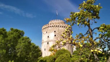 Selanik 'in ikonik Beyaz Kulesi' ne, şehrin zengin tarihinin bir sembolü. Yapı, yemyeşil ağaçlar ve mavi gökyüzü tarafından güzelce çerçevelenmiş. Yunanlılar muhteşem manzaralar sergiliyor..