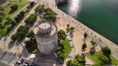 Yunanistan 'ın Selanik kentindeki canlı yeşillik ve çarpıcı bir rıhtımla çevrili ikonik Beyaz Kule' yi keşfedin. Bu tarihi eser, şehrin zengin mirasına bir göz atma fırsatı sunuyor..