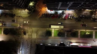 Selanik 'in hareketli atmosferini yaşayın. Arabalar, gece gökyüzünün altındaki işlek caddelerde gezinirken. Bu canlı Yunan metropolünde kentsel yaşam ve şehir ışıklarının karışımına tanık olun..