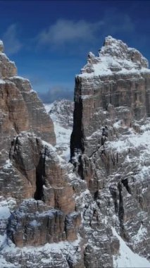 Alplerdeki büyüleyici karlı tepeleri keşfetmek, yüksek kayalıkları ve sakin kış güzelliklerini sergilemek. Burası heyecan verici aktiviteler ve hayranlık uyandırıcı manzaralar sunuyor..