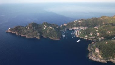 Portofino, İtalya 'nın dingin cazibesini deneyin. Zümrüt suların resimli kayalıkları kucakladığı büyüleyici kayıklar limanda nazikçe sallanıyor ve yemyeşil yeşil alanlar sakin bir kaçış yaratıyor..