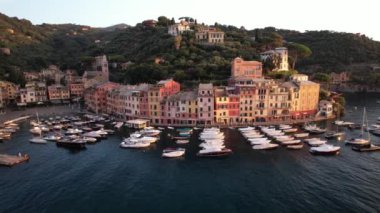 Portofino 'nun büyüleyici köyüne hayret günbatımının altın ışığında yıkandı..