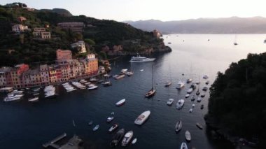 Altın saat boyunca Portofino 'nun nefes kesici güzelliğini tecrübe edin, güneş marinanın üzerinde batarken, canlı binalara ve demirlemiş teknelere sıcak bir ışık tutun..
