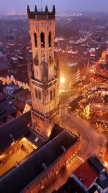 Bruges 'ün büyüleyici atmosferini Noel boyunca tecrübe edin. Hareketli pazarda parlak ışıklar, şenlik tezgahları ve tarihi binalar yer alıyor. Bu güzel şehirde büyülü bir akşam..