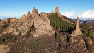Gran Canaria 'daki etkileyici Roque Nublo' yu deneyin. Görkemli kaya oluşumları açık mavi gökyüzü altında yemyeşil bir gökyüzünün üzerinde yükseliyor. Görkemli doğası ve dinginliği gözler önüne seriyor..