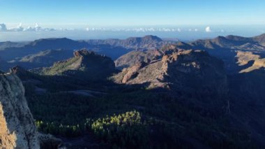 Muhteşem Roque Nublo 'dan Gran Canaria' nın göz kamaştırıcı manzaralarına hayran kaldım. Bu sakin yürüyüş engebeli dağların panoramik manzarasını sunuyor ve gün doğumunda yemyeşil..