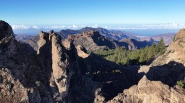 Gran Canaria 'daki Roque Nublo' dan büyüleyici manzaralar keşfedin. Güneş engebeli arazi ve güzel manzaralar üzerinde parlarken. Doğadaki huzurlu anların tadını çıkar..