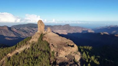 Gran Canaria 'daki Roque Nublo' nun nefes kesici manzarası mavi gökyüzü ve uzak dağlardan oluşan muhteşem kaya oluşumlarını gözler önüne seriyor. Doğa aşıkları sakin ortamı takdir edebilirler..