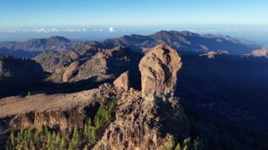 Gran Canaria 'da çarpıcı bir kaya oluşumu olan Roque Nublo' yu keşfedin. Yürüyüşçüler engebeli adaların çarpıcı panoramik manzarasına ve gün boyunca güzel manzaralara hayranlar..