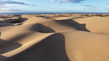 Gran Canaria 'nın nefes kesici kum tepeciklerini keşfedin. Kanarya Adaları' nda, yumuşak kumların berrak mavi gökyüzü ve okyanuslarla buluştuğu eşsiz bir manzara..