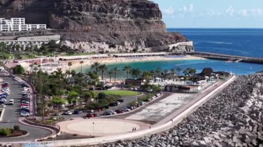 Gran Canaria 'nın güzel plajlarını ve otellerini havadan inceleyin. Açık mavi sular ve çevreleyen manzaralar Kanarya Adaları 'nın doğal cazibesini gösteriyor..