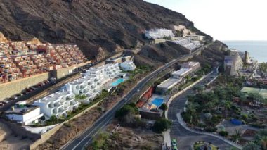 Gran Canaria 'nın büyüleyici güzelliğini keşfedin. Bu hava manzarası kumlu plajlarını, lüks otellerini ve zıt engebeli arazisini gözler önüne seriyor. Doğal ihtişamı tecrübe et..