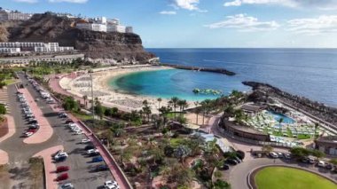 Gran Canaria kıyısındaki güzel plajları ve lüks otelleri gösteren çarpıcı bir hava manzarası deneyin. Canlı sahne güneşlenenleri ve dingin okyanus dalgalarını yakalıyor..