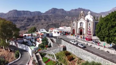Tejeda 'nın Gran Canaria' daki güzelliğini keşfedin, manzaralı dağ manzaraları, geleneksel mimari, ve güneşli bir günde canlı bir yerel atmosfer. Yerel hayatı ve cazibeyi tecrübe edin..