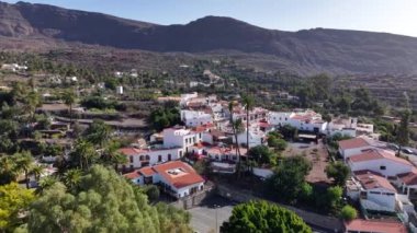 Gran Canaria 'da, yemyeşil ve yüksek dağların arasına yerleşmiş, yerel mimari ve huzurlu manzaraları sergileyen görkemli bir köyün huzurunu yaşayın..